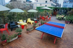 成都拖板鞋青年旅舍旅行酒店屋顶花园里的乒乓球桌